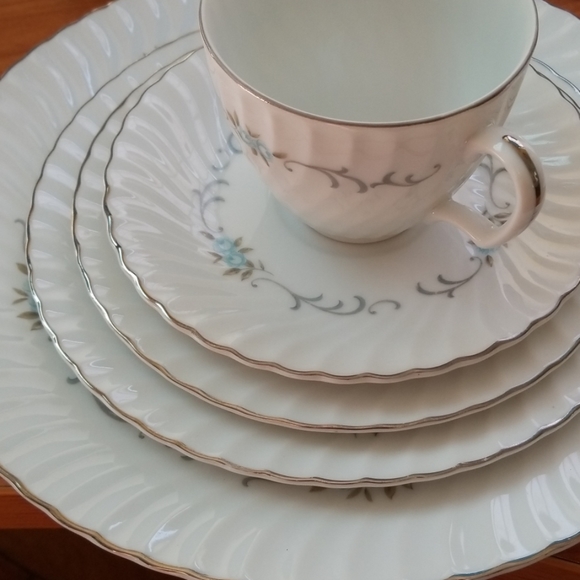 Mikasa beautifully styled 60 pieces (10 settings) - Picture 8 of 8